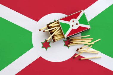 Burundi bayrağı bir kibrit kutusu içinden birkaç sonbahar eşleşir ve büyük bir bayrak üzerinde yatıyor açık gösterilir.