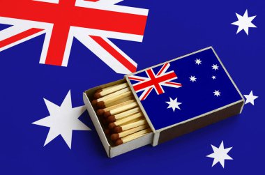 Avustralya bayrağı açık bir kibrit kutusu içinde gösterilen hangi dolu maçlar ve büyük bir bayrak üzerinde yatıyor.