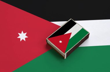Jordan bayrağı üzerinde büyük bir bayrak yatıyor bir kibrit kutusu üzerinde resimde.