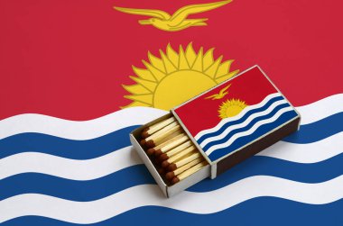 Kiribati bayrak açık bir kibrit kutusu içinde gösterilen hangi dolu maçlar ve büyük bir bayrak üzerinde yatıyor.