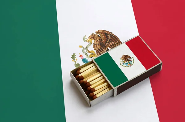 Флаг Мексики Показан Открытой Спичечной Коробке Которая Заполнена Спичками Лежит — стоковое фото