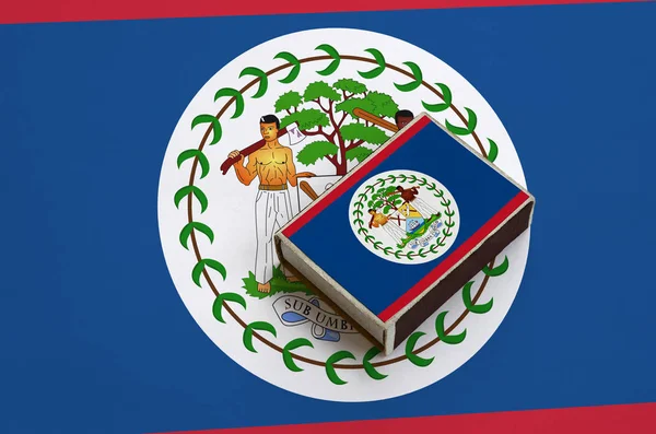 伯利兹国旗被描绘在一个火柴盒上 位于一个大旗 — 图库照片