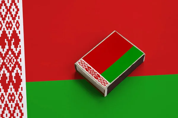 Σημαία Της Λευκορωσίας Απεικονίζεται Ένα Σπιρτόκουτο Που Βρίσκεται Μια Μεγάλη — Φωτογραφία Αρχείου