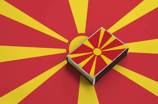 Makedonien Flagga Avbildas Tändsticksask Som Ligger Stor Flagga — Stockfoto