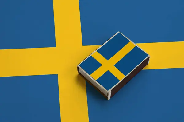 Svédország Lobogója Képen Egy Gyufásdoboz Rejlik Nagy Zászló — Stock Fotó