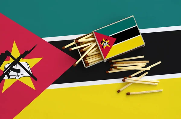 Bandera Mozambique Muestra Una Caja Fósforos Abierta Que Caen Varios — Foto de Stock