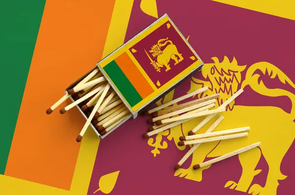 そこからいくつかは秋に一致し 大きな旗にあるオープン マッチ箱にスリランカ国旗が表示されます — ストック写真