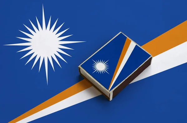 Marshallöarnas Flagga Avbildas Tändsticksask Som Ligger Stor Flagga — Stockfoto