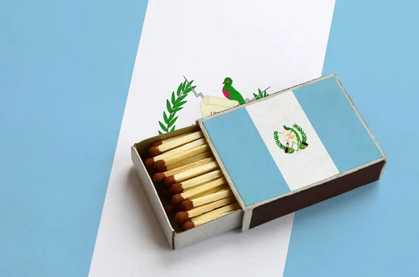 Флаг Гватемалы Показан Открытой Спичечной Коробке Заполненной Спичками Лежащей Большом — стоковое фото
