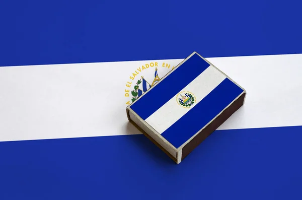 Salvador Zászló Képen Egy Gyufásdoboz Rejlik Nagy Zászló — Stock Fotó