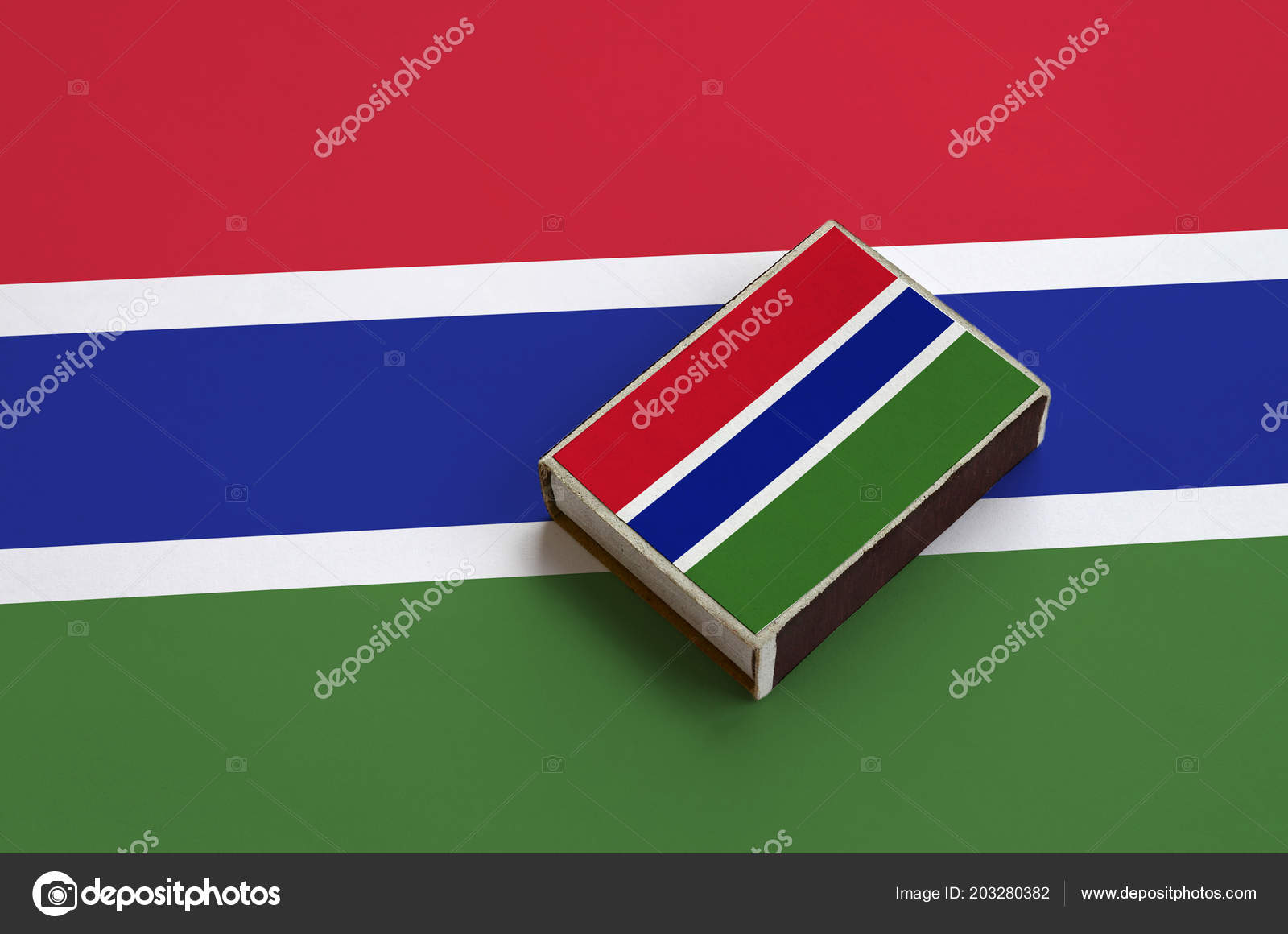 ガンビアの国旗の大きな旗にあるマッチ箱の写真です ストック写真 C Mehaniq