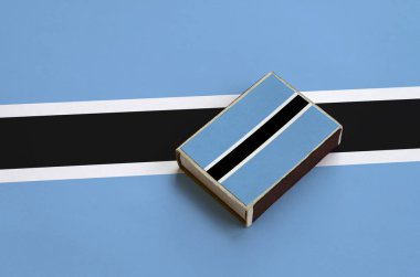 Botsvana bayrağı üzerinde büyük bir bayrak yatıyor bir kibrit kutusu üzerinde resimde.