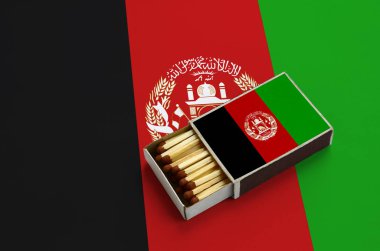 Afganistan bayrağı açık bir kibrit kutusu içinde gösterilen hangi dolu maçlar ve büyük bir bayrak üzerinde yatıyor.