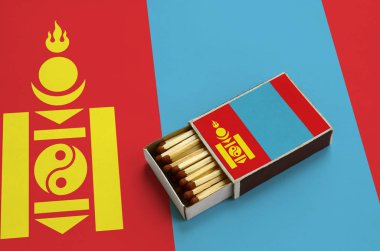 Moğolistan bayrağı açık bir kibrit kutusu içinde gösterilen hangi dolu maçlar ve büyük bir bayrak üzerinde yatıyor.