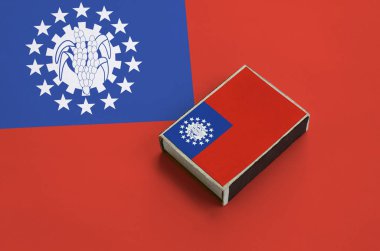 Myanmar bayrağı üzerinde büyük bir bayrak yatıyor bir kibrit kutusu üzerinde resimde.