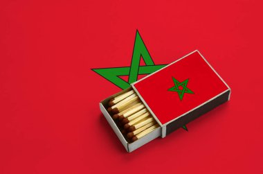 Fas bayrak açık bir kibrit kutusu içinde gösterilen hangi dolu maçlar ve büyük bir bayrak üzerinde yatıyor.