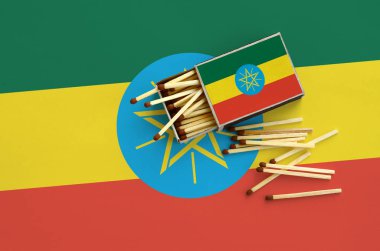 Etiyopya bayrağı bir kibrit kutusu içinden birkaç sonbahar eşleşir ve büyük bir bayrak üzerinde yatıyor açık gösterilir.