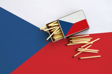 Çek bayrak bir kibrit kutusu içinden birkaç sonbahar eşleşir ve büyük bir bayrak üzerinde yatıyor açık gösterilir.