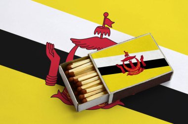Brunei Darussalam bayrak açık bir kibrit kutusu içinde gösterilen hangi dolu maçlar ve büyük bir bayrak üzerinde yatıyor.