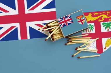 Fiji bayrak bir kibrit kutusu içinden birkaç sonbahar eşleşir ve büyük bir bayrak üzerinde yatıyor açık gösterilir.