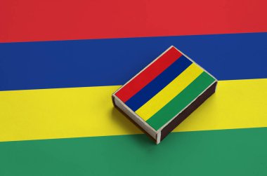 Mauritius bayrağı üzerinde büyük bir bayrak yatıyor bir kibrit kutusu üzerinde resimde.