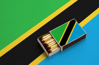 Tanzanya bayrak açık bir kibrit kutusu içinde gösterilen hangi dolu maçlar ve büyük bir bayrak üzerinde yatıyor.