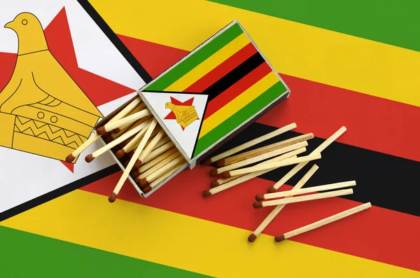 Flaga Zimbabwe Jest Się Otwarte Matchbox Których Kilka Pasuje Upadku — Zdjęcie stockowe