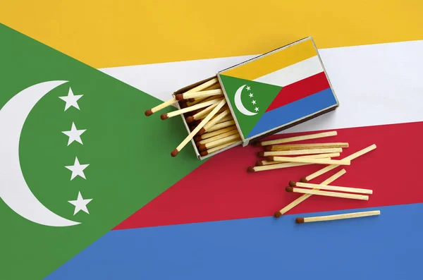 Флаг Коморских Островов Отображается Открытой Спичечной Коробке Которой Несколько Спичек — стоковое фото