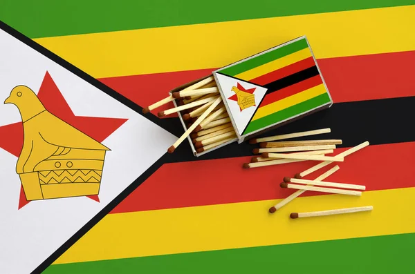 Bandiera Zimbabwe Mostrato Una Scatola Fiammiferi Aperta Cui Cadono Diverse — Foto Stock