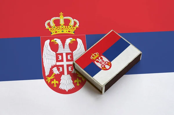 Прапор Сербії Показана Matchbox Лежить Великих Прапор — стокове фото
