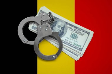 Belçika bayrağı ile kelepçe ve a bohça-in dolar. Ülkenin para birimi bozulması. Mali suçlar.