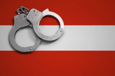 Avusturya bayrağı ve polis kelepçe. Suç ve ülkenin suçlar kavramı.