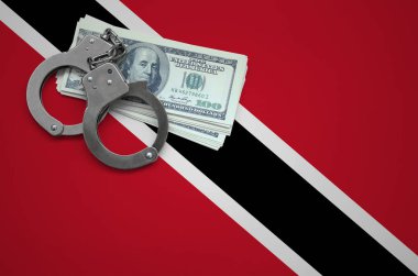 Trinidad ve Tobago bayrağı ile kelepçe ve a bohça-in dolar. Hukuk ve hırsızlık suçları kırılma kavramı.