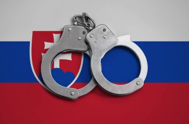 Slovakya bayrağı ve polis kelepçe. Ülke ve suç karşı koruma kanununda gözetilmesi kavramı.