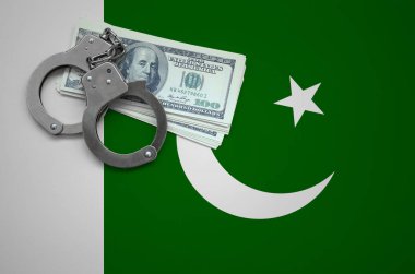 Pakistan bayrağı ile kelepçe ve a bohça-in dolar. Hukuk ve hırsızlık suçları kırılma kavramı.