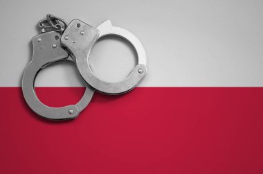 Polonya bayrağı ve polis kelepçe. Suç ve ülkenin suçlar kavramı.