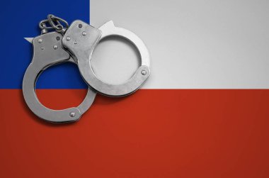 Şili bayrağı ve polis kelepçe. Suç ve ülkenin suçlar kavramı.