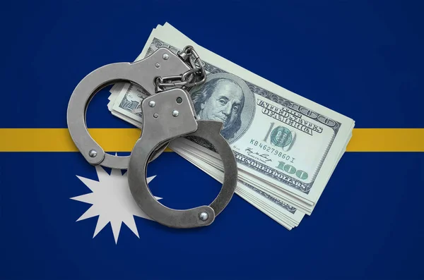 手錠とナウルの国旗とドルのバンドル 国の通貨の破損 金融犯罪 — ストック写真