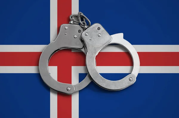 アイスランドの旗 警察手錠 国と犯罪からの保護の法律の遵守の概念 — ストック写真