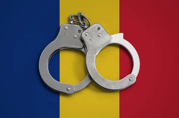 Ρουμανία Σημαία Και Αστυνομία Χειροπέδες Έννοια Της Τήρησης Του Δικαίου — Φωτογραφία Αρχείου