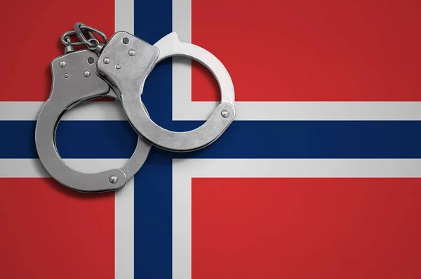 ノルウェーの旗 警察手錠 犯罪と国の犯罪の概念 — ストック写真