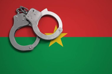 Burkina Faso bayrak ve polis kelepçe. Suç ve ülkenin suçlar kavramı.