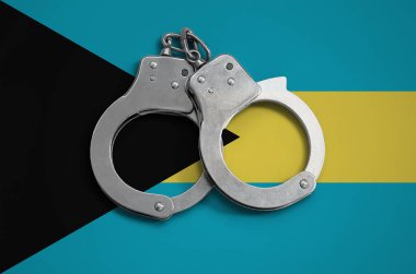 Bahamalar bayrağı ve polis kelepçe. Ülke ve suç karşı koruma kanununda gözetilmesi kavramı.