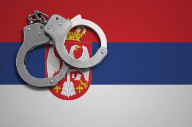 Sırbistan bayrağı ve polis kelepçe. Suç ve ülkenin suçlar kavramı.