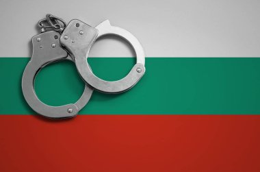 Bulgaristan bayrağı ve polis kelepçe. Suç ve ülkenin suçlar kavramı.