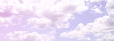 Mavi bir gökyüzü ile lots-in farklı boyutlarda beyaz bulutlar