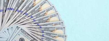 Yeni tasarımın Amerikan dolarlarının hayranı açık mavi bir arka planda yatıyor..
