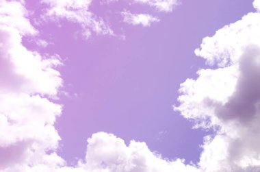 Mavi gökyüzüne bir sürü beyaz bulutlar farklı boyutlarda, bulutsuz çevresini bir çerçeve oluşturma