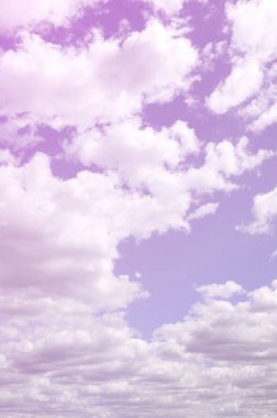 Mavi bir gökyüzü ile lots-in farklı boyutlarda beyaz bulutlar