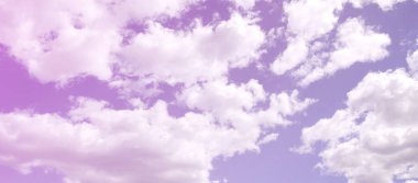 Mavi bir gökyüzü ile lots-in farklı boyutlarda beyaz bulutlar